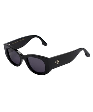 Damensonnenbrille Victoria Beckham mit Acetatrahmen.

 Form und Design:
 - Diese Sonnenbrille Victoria Beckham hat ein ovales Design mit eckiger Note.
 – Die ovale Silhouette verleiht der Brille einen modernen und avantgardistischen Look.

 Rahmenmaterial:
 - Der Rahmen dieser Sonnenbrille besteht aus Acetat.
 - Die Verwendung von Acetat verleiht dem Rahmen Haltbarkeit und Leichtigkeit.
 – Dies macht die Brille langlebig und angenehm zu tragen.

 Koteletten:
 - Bügel aus Acetat, passend zum Rahmenmaterial
 - Acetat an den Bügeln verleiht der Brillenstruktur Festigkeit und Stabilität.

 Markendetails:
 - Gravur der Initialen Victoria Beckham auf den Bügeln.
 – Diese Designelemente helfen, das Modell eindeutig als Teil der Sonnenbrillenkollektion Victoria Beckham zu identifizieren.
 - Alle unsere Produkte werden in der Originalverpackung mit Echtheitszertifikat und Garantie geliefert.

 Gläser:
 - Die Linsen sind von hoher Qualität.
 - 100 % UVB 400-Schutz.
 - Antireflektierende Kristalle.
 Maßnahmen: Linsenbreite: 50 mm. Brücke: 22 mm. Bügel: 145 mm.
 Komposition: Acetat
 Pflege:
Reinigen Sie die Gläser mit Wasser und Seife (neutral).
 Verwenden Sie keine schmutzigen oder scheuernden Tücher, da diese die Eigenschaften der Filter verändern könnten.
 Verwenden Sie nur Originalzubehör und Ersatzteile.