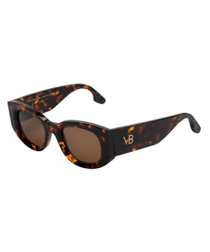 Damensonnenbrille Victoria Beckham mit Acetatrahmen.

 Form und Design:
 - Diese Sonnenbrille Victoria Beckham hat ein ovales Design mit eckiger Note.
 – Die ovale Silhouette verleiht der Brille einen modernen und avantgardistischen Look.

 Rahmenmaterial:
 - Der Rahmen dieser Sonnenbrille besteht aus Acetat.
 - Die Verwendung von Acetat verleiht dem Rahmen Haltbarkeit und Leichtigkeit.
 – Dies macht die Brille langlebig und angenehm zu tragen.

 Koteletten:
 - Bügel aus Acetat, passend zum Rahmenmaterial
 - Acetat an den Bügeln verleiht der Brillenstruktur Festigkeit und Stabilität.

 Markendetails:
 - Gravur der Initialen Victoria Beckham auf den Bügeln.
 – Diese Designelemente helfen, das Modell eindeutig als Teil der Sonnenbrillenkollektion Victoria Beckham zu identifizieren.
 - Alle unsere Produkte werden in der Originalverpackung mit Echtheitszertifikat und Garantie geliefert.

 Gläser:
 - Die Linsen sind von hoher Qualität.
 - 100 % UVB 400-Schutz.
 - Antireflektierende Kristalle.
 Maßnahmen: Linsenbreite: 50 mm. Brücke: 22 mm. Bügel: 145 mm.
 Komposition: Acetat
 Pflege:
Reinigen Sie die Gläser mit Wasser und Seife (neutral).
 Verwenden Sie keine schmutzigen oder scheuernden Tücher, da diese die Eigenschaften der Filter verändern könnten.
 Verwenden Sie nur Originalzubehör und Ersatzteile.