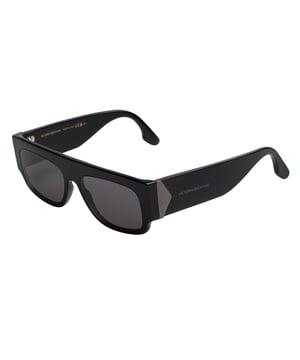 Damensonnenbrille Victoria Beckham mit Acetatrahmen.

 Form und Design:
 - Diese Victoria Beckham-Brille hat eine rechteckige Silhouette mit definierten Kanten.
 – Die rechteckige Silhouette verleiht der Brille einen modernen und avantgardistischen Look.

 Rahmenmaterial:
 - Der Rahmen dieser Brille besteht aus Acetat, einem Kunststoffmaterial.
 - Acetat verleiht dem Rahmen Haltbarkeit, Flexibilität und eine glatte Oberfläche.
 – Dies macht die Brille langlebig und angenehm zu tragen.

 Acetat-Bügel:
 - Die Bügel sind ebenfalls aus Acetat, passend zum Rahmenmaterial.
 - Das Acetat an den Bügeln sorgt für ein leichtes und angenehmes Tragegefühl.

 Markendetails:
 - Gravur der Initialen Victoria Beckham auf den Bügeln.
 - Inklusive Echtheitszertifikat und Garantie.
 - Originaletui.

 Gläser:
 - Die Linsen sind von hoher Qualität.
 - 100 % UVB 400-Schutz.
 - Antireflektierende Kristalle.

 Die Farbe der Sonnenbrillengläser kann aufgrund von Lichteffekten oder Anpassungen der Materialverarbeitung leicht von den Bildern abweichen, ihren Stil und ihre Qualität behalten sie jedoch immer!
 Maßnahmen: Linsenbreite: 55 mm. Steg: 16 mm. Bügel: 145 mm.
 Komposition: Acetat
 Pflege:
Reinigen Sie die Gläser mit Wasser und Seife (neutral).
 Verwenden Sie keine schmutzigen oder scheuernden Tücher, da diese die Eigenschaften der Filter verändern könnten.
 Verwenden Sie nur Originalzubehör und Ersatzteile.