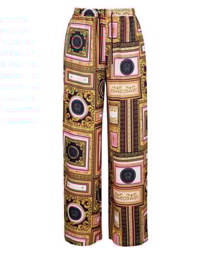 Weit geschnittene Sommerhose mit Barock-Print und elastischem Bund. Das fließende Material sorgt für einen luxuriösen Tragekomfort – ideal für edle Streetwear- oder Sommer-Looks.