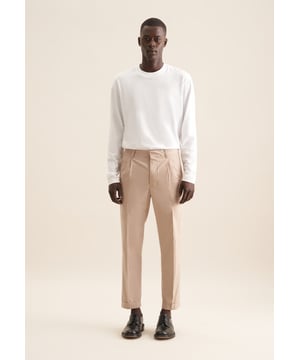 Komplettiert Ihr Outfit und sollte in keiner Garderobe fehlen: Diese Chino aus der "SMART CASUAL" Kollektion von Seidensticker überzeugt durch Umspielen der Silhouette. Sie ist ein vielseitiger Klassiker, der sich ideal für Veranstaltungen, Freizeit, Büro oder Homeoffice eignet und zu vielen unterschiedlichen Looks passt. Die Webart Popeline aus 100% Baumwolle ist mit hoher Dichte gewebt und daher extra widerstandsfähig, was sie perfekt für pflegeleichte Business-Outfits macht. Ein vielseitiger Klassiker, der zu allen Looks getragen werden kann - von Business bis Freizeit.