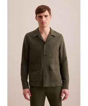 Moderner Schnitt: Sorgen Sie für ein stilvolles Erscheinungsbild mit der Jacke von Seidensticker aus der "SMART CASUAL" Kollektion. Sie ist ein vielseitiger Klassiker, der sich ideal für Freizeit, Büro, Veranstaltungen oder Homeoffice eignet und zu jeder Gelegenheit getragen werden kann. Der mit hoher Dichte gewebte und daher besonders widerstandsfähige Leinen-Stoff ist aus 100% Leinen - ideal für pflegeleichte Outfits. Als Regular Schnitt liegt die Jacke leger und nicht so eng an und bietet so optimalen Tragekomfort. Zeitlose Klasse vereint sich in dieser Basic-Kreation mit eleganter Modernität. Bei dieser Langarm-Jacke werden Stil und Eleganz hervorgehoben. Weitenverstellbare Manschetten ergänzen das klassische Gesamtbild. Besonders hervorgehoben wird der smarte Charakter durch einen Reverskragen. Eine Brusttasche überzeugt als diskretes Detail.
