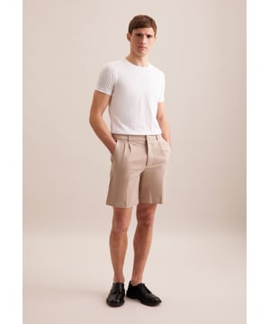 : Die Shorts von Seidensticker aus der "SMART CASUAL" Kollektion erweitert Ihre Garderobe um einen hochwertigen Look, der den Geist der Zeit trifft. Ob Büro, Homeoffice, Freizeit oder Veranstaltungen - sie ist ein eleganter Klassiker, der durch schlichte Eleganz überzeugt. Die Webart Twill aus einer Baumwollmischung ist besonders hochwertig gewebt, was sie bequem zu tragen und mit schräg umlaufender Struktur sehr griffig macht. Zeigen Sie smartes Stilgefühl mit einer Shorts, die jedem Outfit einen modischen Akzent gibt.