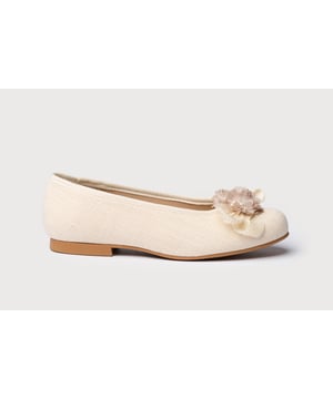 Zapato tipo bailarina con adorno Flor Encaje & Tul fabricado en lino, interior está fabricada con textil antibacteriano, protector de punteras y talones, planta textil y suela de cuerolite antideslizante