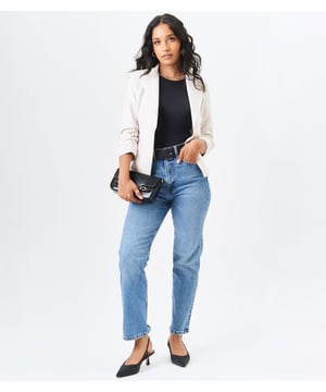 Deléitese con el lujoso estilo de nuestro blazer entallado con mangas fruncidas en color crema. El color crema añade un toque de sofisticación, mientras que las mangas fruncidas aportan un toque único y elegante. Este blazer está diseñado para ceñirse a su figura, proporcionándole un aspecto entallado y pulido. Mejora tu vestuario con esta prenda imprescindible.