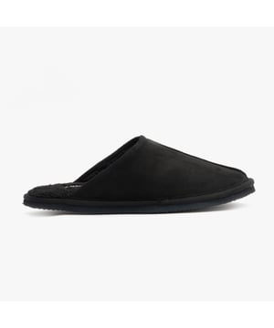 Warme pantoffels van het merk Jack & Jones. De pantoffels zijn gevoerd met namaakbont en hebben daardoor een heerlijk warm draagcomfort.  Merk: Jack & JonesModelnaam: Dudely Microfiber PantoffelCategorie: heren instappersMaterialen: polyesterKleur: zwart