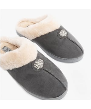 Jo &amp; Joe Jo &amp; Joe SNUGGLE Womens Slippers Charcoal

 Upper Material: Synthetic

Lining Material: Faux Fur

Sole Material: Synthetic

Closure/Fastening: Slip-On

Features: Warm Lining,Comfort

Toe Shape: Round

Shoe Width: Regular

Item Weight: 0.32 KG

Heel Height: Flat (Under 2.5cm)

Slipper Style: Mule

Gift Boxed: Yes
Product Code: 779/CHRC