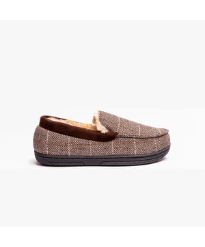 Jo &amp; Joe Jo &amp; Joe AARON Mens Slippers Brown

 Upper Material: Textile/Fabric

Lining Material: Textile

Sole Material: Textile

Closure/Fastening: Slip-On

Features: Warm Lining

Shoe Width: Regular

Item Weight: 1 KG

Heel Height: Flat (Under 2.5cm)

Slipper Style: Moccasin
Product Code: AARON/BROWN