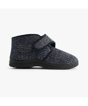 Jo &amp; Joe Jo &amp; Joe BOB Mens Slippers Navy

 Upper Material: Textile

Lining Material: Textile

Sole Material: Rubber

Closure/Fastening: Touch Fasten

Features: Comfort

Toe Shape: Round

Shoe Width: Regular

Item Weight: 0.65 KG

Heel Height: Flat (Under 2.5cm)

Shoe Shaft Height: Ankle

Slipper Style: Slipper Boot
Product Code: BOB/NAVY
