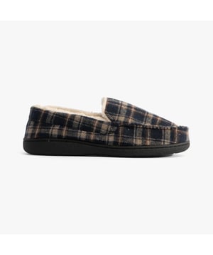 Jo &amp; Joe Jo &amp; Joe ELSWICK Mens Slippers Navy

 Upper Material: Textile

Lining Material: Faux Fur

Sole Material: Rubber

Closure/Fastening: Slip-On

Features: Comfort,Warm Lining

Toe Shape: Round

Shoe Width: Regular

Item Weight: 0.6 KG

Heel Height: Flat (Under 2.5cm)

Shoe Shaft Height: Low Top

Slipper Style: Moccasin

Gift Boxed: No
Product Code: ELSWICK/NAVY