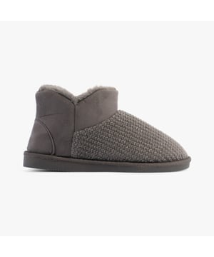 Jo &amp; Joe Jo &amp; Joe ROSANNA Womens Slippers Charcoal

 Upper Material: Textile

Lining Material: Faux Fur

Sole Material: Rubber

Closure/Fastening: Pull-On

Features: Comfort,Warm Lining

Toe Shape: Round

Shoe Width: Regular

Item Weight: 0.55 KG

Heel Height: Flat (Under 2.5cm)

Shoe Shaft Height: Ankle

Slipper Style: Slipper Boot

Gift Boxed: No
Product Code: ROSANNA/CHARCOAL