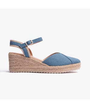 Lotus BRONYA Womens Sandals Denim

 Upper Material: Textile

Lining Material: Synthetic

Sole Material: Synthetic

Closure/Fastening: Buckle

Features: Comfort

Heel Type: Wedge

Toe Shape: Round

Shoe Width: Regular

Item Weight: 1 KG

Heel Height: Medium (5-7.4cm)

Sandal Style: Sandals

Gift Boxed: No
Product Code: ULS471-DEN