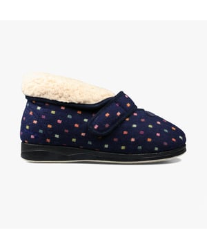 Padders Padders BESS Womens Slippers Navy

 Upper Material: Textile

Lining Material: Textile

Sole Material: Rubber

Closure/Fastening: Touch Fasten

Features: Comfort,Warm Lining

Toe Shape: Round

Shoe Width: Extra Wide

Item Weight: 0.4 KG

Heel Height: Flat (Under 2.5cm)

Shoe Shaft Height: Ankle

Slipper Style: Slipper Boot

Gift Boxed: No
Product Code: 3464/4076