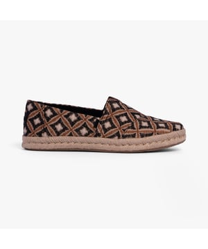TOMS ALPARGATA ROPE 2.0 Womens Espadrilles Geo Black

 Upper Material: Textile

Lining Material: Canvas

Sole Material: Rubber

Closure/Fastening: Slip-On

Features: Comfort,Lightweight

Toe Shape: Round

Shoe Width: Regular

Item Weight: 0.5 KG

Heel Height: Flat (Under 2.5cm)

Shoe Shaft Height: Low Top

Shoe Style: Espadrille

Trainer Style: Plimsolls

Gift Boxed: No
Product Code: 10020700