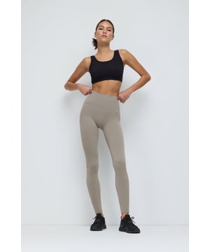 Nomatter-What bietet eine Kollektion für starke, einzigartige und stilbewusste Frauen. Hochwertige Stoffe und moderne Designs vereinen Komfort und Eleganz für jeden Anlass. Ob Alltag oder besondere Events – unsere Liebe zum Detail macht den Unterschied. Entdecken Sie zeitlose Ästhetik mit femininen Akzenten und heben Sie Ihren Stil auf ein neues Level. Mit "Nomatter-What" finden Sie die perfekte Kombination aus Ausdrucksstärke und Eleganz.