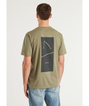 Das Trez ist ein Loose-Fit-T-Shirt mit einem Artwork-Backprint. Versehen mit charakteristischen CHASIN'-Details.