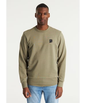 Der Toby ist ein Regular-Fit-Pullover mit charakteristischen CHASIN'-Details.