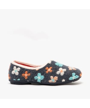 Sleepers Sleepers GRACIE Womens Knitted Full Slippers Grey Multi

 Upper Material: Textile

Lining Material: Textile

Sole Material: Rubber

Closure/Fastening: Slip-On

Features: Warm Lining,Comfort

Toe Shape: Round

Shoe Width: Regular

Item Weight: 0.32 KG

Heel Height: Flat (Under 2.5cm)

Shoe Shaft Height: Low Top

Slipper Style: Full Slipper

Gift Boxed: No
Product Code: LS382FM