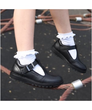 Hush Puppies KERRY Girls School Shoes Black

 Upper Material: Leather

Lining Material: Textile

Sole Material: TPR

Closure/Fastening: Buckle

Features: Comfort,Breathable

Toe Shape: Round

Shoe Width: Regular

Item Weight: 0.945 KG

Heel Height: Low (2.5-4.9cm)

Shoe Style: School

Gift Boxed: No
Product Code: 30818-52643