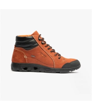 Nuestro sneaker fabricado con fina gamuza. El deportiva cordón deportivo proporciona al pie la mejor al caminar y al estar de pie. Con la membrana TopDryTex impermeable, tus pies se mantendrán secos incluso bajo la lluvia. Puedes cambiar la plantilla removible en un abrir y cerrar de ojos. La construcción Strobel, típico de las zapatillas de deporte, hace que el calzado sea especialmente duradero. Noih 53 ofrece a los pies un ajuste extra gracias a la anchura G. El modelo Noih 53 es el compañero perfecto para sus momentos de ocio.