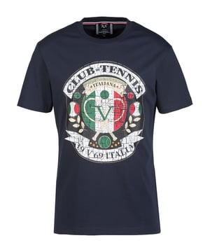 Het 19v69 ITALIA T-shirt *RAFAEL TENNIS* is de perfecte keuze voor tennis- en sportliefhebbers. De opvallende opdruk met tennislogo geeft het shirt een dynamische look, terwijl de zachte katoenen stof en de normale pasvorm zorgen voor optimaal comfort - ideaal voor vrije tijd en actieve dagen.