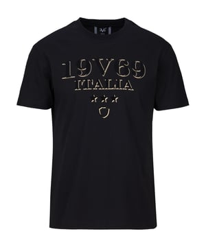 Das 19v69 ITALIA T-Shirt *RAFAEL GOLD LOGO* verleiht jedem Outfit einen luxuriösen Touch. Mit seinem auffälligen goldenen Logoprint setzt es ein stilvolles Statement. Die hochwertige Baumwolle sorgt für ein angenehmes Tragegefühl, während der klassische Rundhalsausschnitt und die normale Passform perfekten Sitz bieten – ideal für einen eleganten, aber entspannten Look.