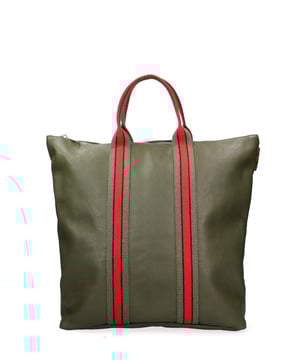Bolso de mano convertible en mochila de mujer. El cierre es con cremallera. Los bolsillos internos son uno con cremallera. Los bolsillos externos están ausentes. Falta la correa para el hombro. El mango es de tela. Hay un compartimento interno. El material exterior es piel auténtica tipo dólar. Internamente está forrado en tejido 70% algodón - 30% poliéster. Medidas: 43x38x12 cm. Hecho en Italia