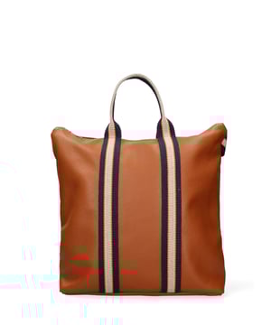 Bolso de mano convertible en mochila de mujer. El cierre es con cremallera. Los bolsillos internos son uno con cremallera. Los bolsillos externos están ausentes. Falta la correa para el hombro. El mango es de tela. Hay un compartimento interno. El material exterior es piel auténtica tipo dólar. Internamente está forrado en tejido 70% algodón - 30% poliéster. Medidas: 43x38x12 cm. Hecho en Italia