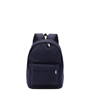 Mochila unisex. El cierre es con cremallera. Los bolsillos internos son uno abierto. Los bolsillos exteriores son uno frontal con cremallera y dos laterales abiertos. La bandolera es ajustable en tela. El mango está fabricado en nailon. Hay un compartimento interno. El material exterior es 100% Poliéster. Internamente es 100% Poliéster. Medidas: 42x30x22 cm. Producto de moda