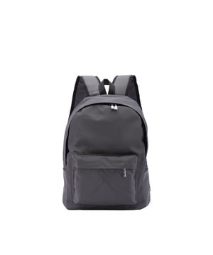 Mochila unisex. El cierre es con cremallera. Los bolsillos internos son uno abierto. Los bolsillos exteriores son uno frontal con cremallera y dos laterales abiertos. La bandolera es ajustable en tela. El mango está fabricado en nailon. Hay un compartimento interno. El material exterior es 100% Poliéster. Internamente es 100% Poliéster. Medidas: 42x30x22 cm. Producto de moda