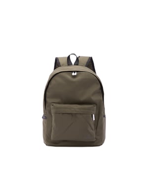 Mochila unisex. El cierre es con cremallera. Los bolsillos internos son uno abierto. Los bolsillos exteriores son uno frontal con cremallera y dos laterales abiertos. La bandolera es ajustable en tela. El mango está fabricado en nailon. Hay un compartimento interno. El material exterior es 100% Poliéster. Internamente es 100% Poliéster. Medidas: 42x30x22 cm. Producto de moda