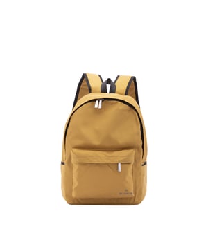 Mochila unisex. El cierre es con cremallera. Los bolsillos internos son uno abierto. Los bolsillos exteriores son uno frontal con cremallera y dos laterales abiertos. La bandolera es ajustable en tela. El mango está fabricado en nailon. Hay un compartimento interno. El material exterior es 100% Poliéster. Internamente es 100% Poliéster. Medidas: 42x30x22 cm. Producto de moda