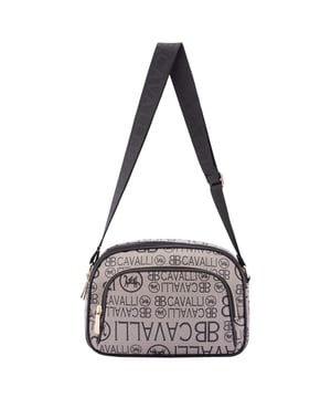 Bolso bandolera para mujer. El cierre es con cremallera. Los bolsillos internos son uno con cremallera y otro abierto. Los bolsillos externos son dos delanteros con cremallera y uno trasero con cremallera. La bandolera es ajustable en tela. Falta el mango. Hay un compartimento interno. El material exterior es ecopiel. Internamente es 100% Poliéster. Medidas: 18x27x11 cm. Producto de moda