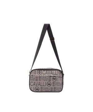Bolso bandolera para mujer. El cierre es con cremallera. Los bolsillos internos son uno con cremallera. Los bolsillos externos son dos delanteros con cremallera y uno trasero abierto. La bandolera es ajustable en tela. Falta el mango. Hay un compartimento interno. El material exterior es ecopiel. Internamente es 100% Poliéster. Medidas: 18x28x11 cm. Producto de moda