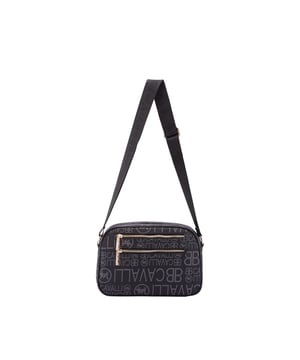Bolso bandolera para mujer. El cierre es con cremallera. Los bolsillos internos son uno con cremallera. Los bolsillos externos son dos delanteros con cremallera y uno trasero con cremallera. La bandolera es ajustable en tela. Falta el mango. Hay un compartimento interno. El material exterior es ecopiel. Internamente es 100% Poliéster. Medidas: 18x27x10 cm. Producto de moda