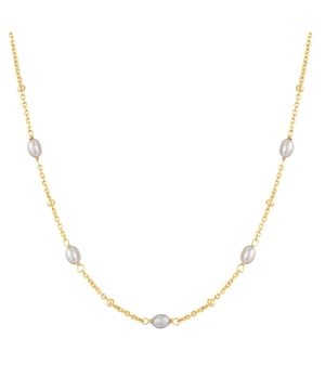 Do you like pearl jewelry that is modern but stylishly interpreted? Then you will no longer want to put this pretty chain of the label shine in Munich! Small, rice-shaped freshwater breeding breeds are all-over integrated into a filigree anchor ball chain-a design that can be combined with every outfit, from casual to festive. The chain is made of 925 sterling silver and refined with a classic yellow gold finish. A spring ring closure with an extension chain ensures high comfort and enables a quick length adjustment. A versatile every-day piece for all pearl fans!