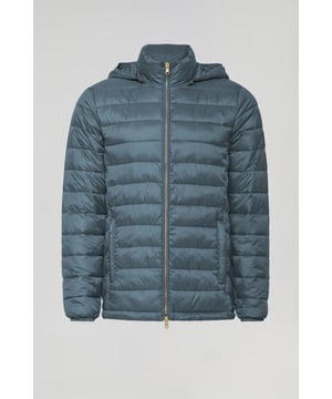 Jacke Charles aus unserer Kollektion Ultralight. Diese gesteppte Jacke mit abnehmbarer Kapuze ist aus recyceltem Polyester hergestellt. Wasserabweisend und mit warmer, ultraleichter Füllung, die zudem umweltfreundlich ist. Sie verfügt über einen goldfarbenen Metallreißverschluss auf der Vorderseite mit personalisiertem Polo Club Zipper, zwei Seitentaschen und eine Innentasche mit Reißverschluss. Manschetten und Kapuze mit elastischen Bündchen mit Markenlogo für mehr Anpassungsfähigkeit. Kordelstopper mit verstellbarem Gummizug am Bund. Mit hochauflösendem Polo Club Textiletikett.