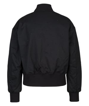 Het MARIELLA dames bomberjack van 19V69 Italia by Versace maakt indruk met zijn minimalistische ontwerp en sportieve regular fit. De mouwzak met ritssluiting voegt een functioneel accent toe, terwijl de hoogwaardige katoenen stof zorgt voor een comfortabele pasvorm.