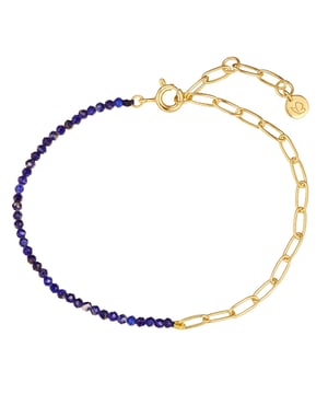 Do you prefer to wear jewelry in unusual designs? Then you will love the modern bracelet from the Glanzstücken München label! The eye-catcher is the asymmetrical combination of a coarse-meshed link chain with a strand of faceted lapis lazuli beads - a striking play of contrasting materials and colors! Did you know that lapis lazuli promotes optimism and self-confidence? The bracelet is therefore not only a fashion highlight, but also a popular talisman. The link chain is made of sterling silver and refined with warm, shimmering yellow gold. Thanks to an extension chain with a spring ring clasp, you can adjust the length perfectly to your wrist.