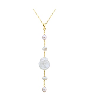 Do you like to wear pearl jewelry? Then you will love this modern pearl chain of the Valero Pearl label. The trailer is made of baroque pearls of different sizes - a design that plays with the irregularity of the pearls and skilfully stages natural treasures. The filigree anchor chain is made of 925 sterling silver and refined with a yellow gilding, which harmonizes wonderfully with the mysterious shimmer of the pearls. A practical carabiner closure and an extension chain ensure an uncomplicated adjustment. An IT piece for all trend-conscious pearl lovers!