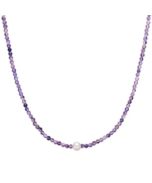 Do you love accessories that use pearls puristically and integrate them into a contemporary mix of materials? Then this chain of the Valero Pearl label is the perfect choice. The focus is on a noble shimmering freshwater breeding pearl, integrated into a strand made of faceted amethyst. The healing stone ensures inner peace, inspires the imagination and promotes mental clarity and concentration. A comfortable carabiner closure ensures high comfort, with a 5 cm long extension piece, both made of 925 sterling silver with rhodium finishing as a reliable start -up protection.