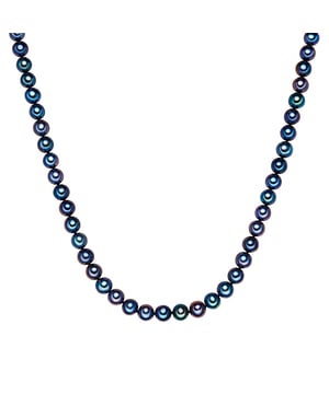 Experience magical moments as the wearer of this beautifully extravagant pearl necklace from the Valero Pearls collection. Dozens of potato-shaped freshwater breeding breeding pearls that were raised on delicate pearl silk conjure up spectacularly dazzling effects on their cleavage. You owe this to your opulent luster, which resembles the magnificent plumage of the paw and thus captivates everyone. In the neck, this gem can be closed from the finest sterling silver using a carabiner closure and there is even the possibility to easily regulate your length and thus optimize your soft case in the neckline as well as by magic.