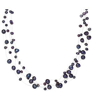 You love the mysterious shimmer of pearls, but the classic pearl jewelry is not individual enough for you? Then this unusual multi-row pearl necklace of the label Valero Pearl will conquer your heart. Handpicked freshwater breeding breeds in the trendy baroque shape nestle into their neckline - at irregular intervals on transparent nylon strands, so that the pearls seem to float over their skin. A short specimen chain gives scope in the exact length setting and is closed with a carabiner closure from a start -up silver.