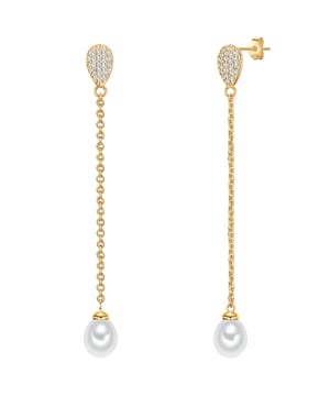 Would you like pearl earrings in a modern design? This ear jewelry of the Valero Pearl label conjures up a bewitching pearl shimmer to your ear: carefully selected freshwater breeding breeding pearls dangle on a filigree anchor chain that is attached to a drop-shaped plug. The trim ensures subtle glamor accents with sparkling zirconia crystals. A practical plug-in closure enables uncomplicated plugs. Plugs, socket and closure are made of 925 sterling silver and refined with classic yellow gold-perfect for all lovers of the warm shiny gold nuance and a wonderful gift for all pearl fans!