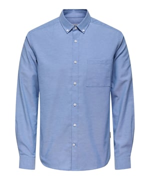 Das Langarmhemd von Only & Sons ist die perfekte Wahl für stilbewusste Männer, die Wert auf Qualität und Komfort legen. Mit seiner Slim Fit Passform betont es die Figur, ohne einzuengen, und sorgt für eine moderne, elegante Silhouette. Der Button-Down-Kragen verleiht dem Hemd eine klassische Note und ermöglicht vielseitige Styling-Optionen – ob offen für einen lässigen Look oder geschlossen unter einem Sakko für einen formellen Anlass. Die durchgehende Knopfleiste erleichtert das An- und Ausziehen, während die 1-Knopf-Manschetten für eine dezente, stilvolle Optik sorgen. Dank der hochwertigen Materialzusammensetzung fühlt sich das Hemd angenehm weich auf der Haut an und bietet den ganzen Tag über optimalen Tragekomfort. Es ist atmungsaktiv, strapazierfähig und pflegeleicht – ideal für den Alltag, das Büro oder besondere Anlässe. Ob mit Jeans für einen entspannten Freizeitlook oder mit Chinos für ein elegantes Outfit – dieses zeitlose Hemd lässt sich vielseitig kombinieren und ist ein absolutes Must-have für jede Garderobe.