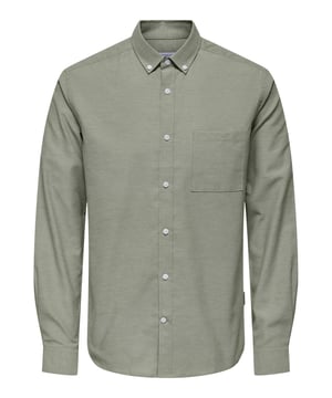 Das Langarmhemd von Only & Sons ist die perfekte Wahl für stilbewusste Männer, die Wert auf Qualität und Komfort legen. Mit seiner Slim Fit Passform betont es die Figur, ohne einzuengen, und sorgt für eine moderne, elegante Silhouette. Der Button-Down-Kragen verleiht dem Hemd eine klassische Note und ermöglicht vielseitige Styling-Optionen – ob offen für einen lässigen Look oder geschlossen unter einem Sakko für einen formellen Anlass. Die durchgehende Knopfleiste erleichtert das An- und Ausziehen, während die 1-Knopf-Manschetten für eine dezente, stilvolle Optik sorgen. Dank der hochwertigen Materialzusammensetzung fühlt sich das Hemd angenehm weich auf der Haut an und bietet den ganzen Tag über optimalen Tragekomfort. Es ist atmungsaktiv, strapazierfähig und pflegeleicht – ideal für den Alltag, das Büro oder besondere Anlässe. Ob mit Jeans für einen entspannten Freizeitlook oder mit Chinos für ein elegantes Outfit – dieses zeitlose Hemd lässt sich vielseitig kombinieren und ist ein absolutes Must-have für jede Garderobe.