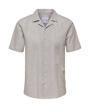Casual elegantie met een vleugje verfijning! Dit overhemd met korte mouwen van Only & Sons heeft een slanke pasvorm en een klassieke overhemdkraag voor een tijdloze look. De doorlopende knoopsluiting maakt het gemakkelijk te dragen en veelzijdig te combineren. Het is gemaakt van hoogwaardige materialen en is zeer comfortabel om te dragen - ideaal voor zowel ontspannen als elegante outfits.