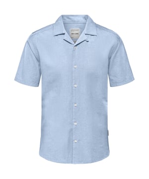 Casual elegantie met een vleugje verfijning! Dit overhemd met korte mouwen van Only & Sons heeft een slanke pasvorm en een klassieke overhemdkraag voor een tijdloze look. De doorlopende knoopsluiting maakt het gemakkelijk te dragen en veelzijdig te combineren. Het is gemaakt van hoogwaardige materialen en is zeer comfortabel om te dragen - ideaal voor zowel ontspannen als elegante outfits.