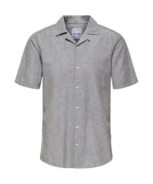 Lässige Eleganz mit einem Hauch von Raffinesse! Dieses Kurzarmhemd von Only & Sons überzeugt mit einer schmalen Passform (Slim Fit) und einem klassischen Hemdkragen, was für einen zeitlosen Look sorgt. Die durchgehende Knopfleiste macht es einfach zu tragen und vielseitig kombinierbar. Gefertigt aus hochwertigen Materialien, bietet es höchsten Tragekomfort – ideal sowohl für entspannte als auch für elegante Outfits.