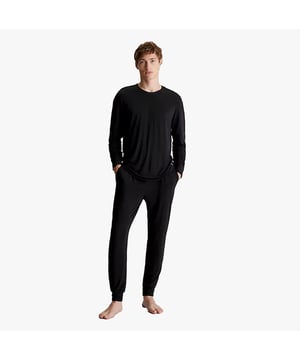Calvin Klein Calvin Klein ULTRA SOFT UB1 Mens Sweatshirt Black

Closure/Fastening: Pull-On

Features: Comfort,Lightweight

Item Weight: 0.5 KG

Clothing Fit: Regular

Single Or Multi Pack?: Single

Gift Boxed: No

Material Composition: 87% Modal; 13% Elastane

Clothing Features: Crew Neckline | Long Sleeves | Rib-Knit Cuffs and Hem | Logo Binding Inside the Neckline | Calvin Klein Logo Tab at the Side Hem
Product Code: 000NM2234EUB1